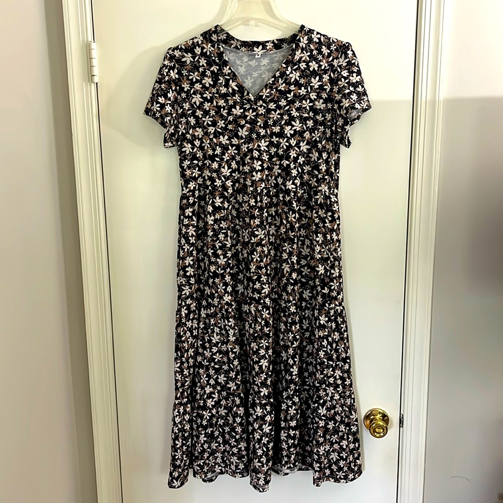 Floral V-Neck Tiered Midi Dress in Black and White w/Pockets!
